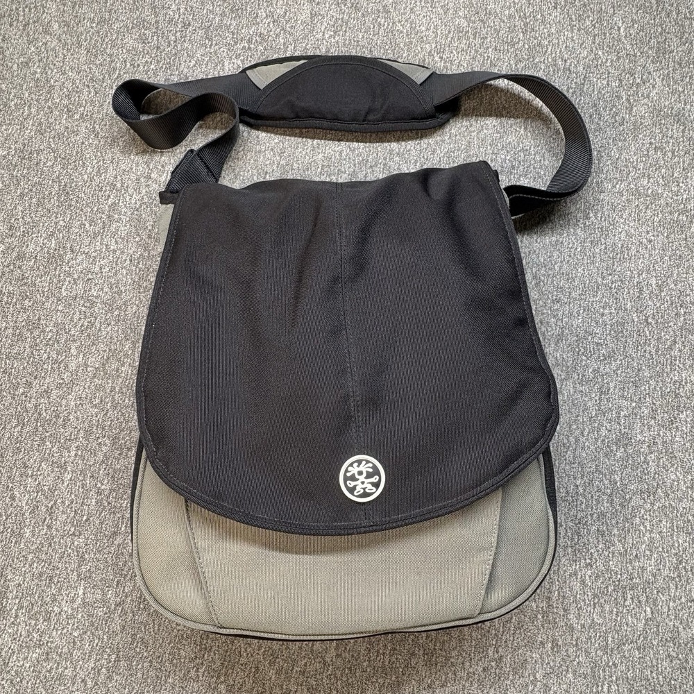 Crumpler The Luncheon Laptop Bag 15" Messenger School Travel Work Vertical Black